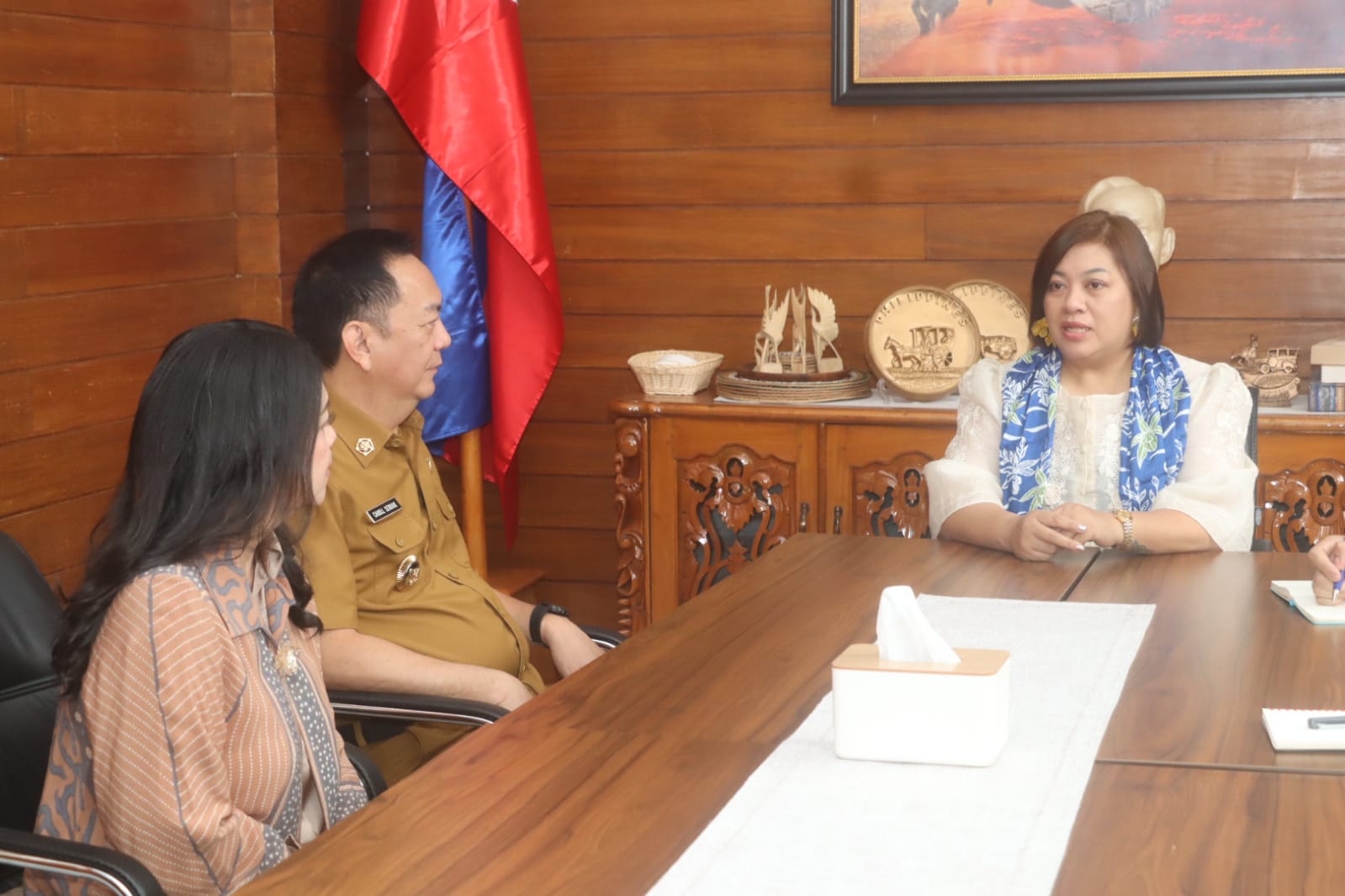 Caroll Senduk Audiensi Bersama Konjen Filipina