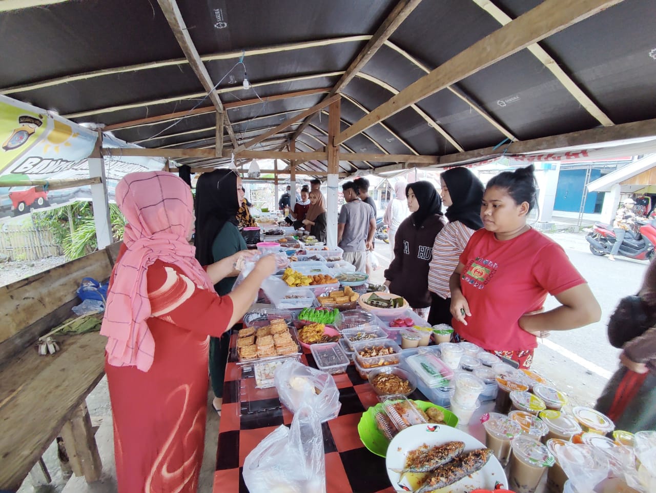 Sajikan Berbagai Macam Menu Buka Puasa, Kantin Ramadan Kotabunan Jadi Incaran Warga