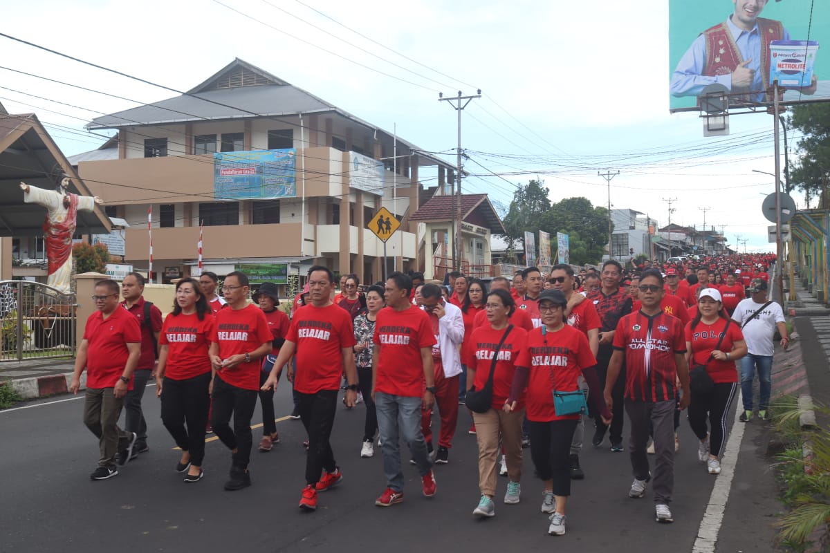 Pemkot Tomohon Giatkan Jalan Sehat Hardiknas