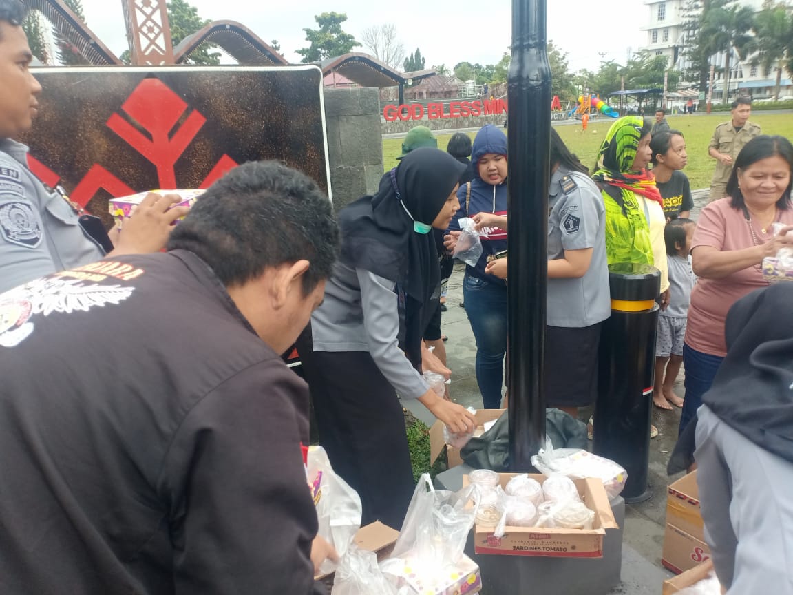 Maknai Bulan Suci Ramadhan, Lapas Tondano Berbagi Takjil di Depan Lapangan Samrat Tondano