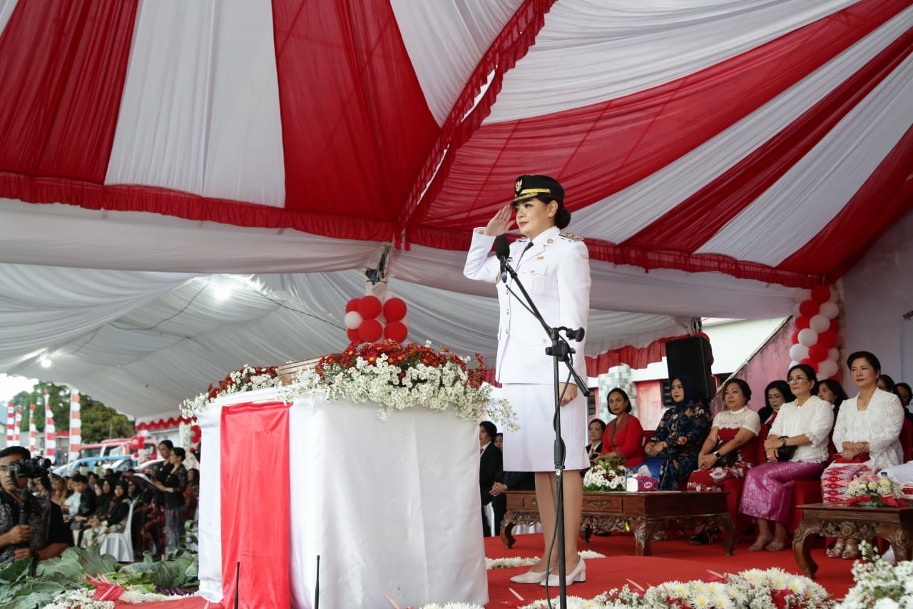 Sendy Rumajar Irup Penurunan Bendera Merah Putih