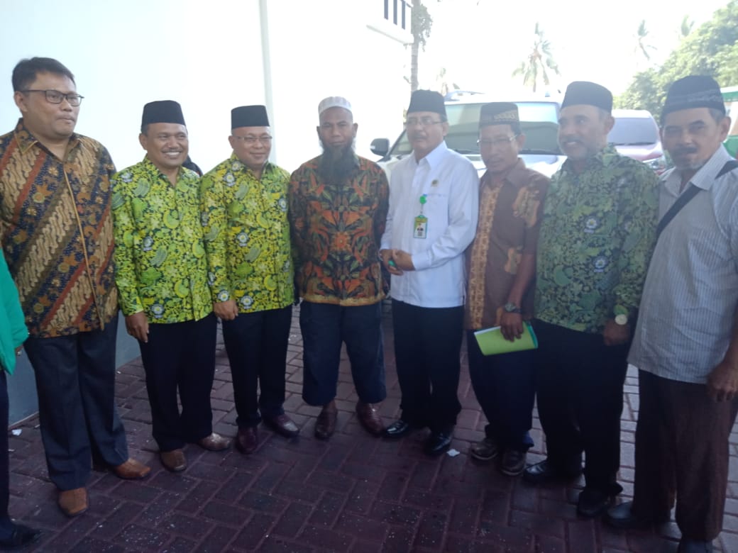 Covid-19 Mengancam, Ketua DMI Boltim Imbau Masyarakat Salat Tarawih di Rumah