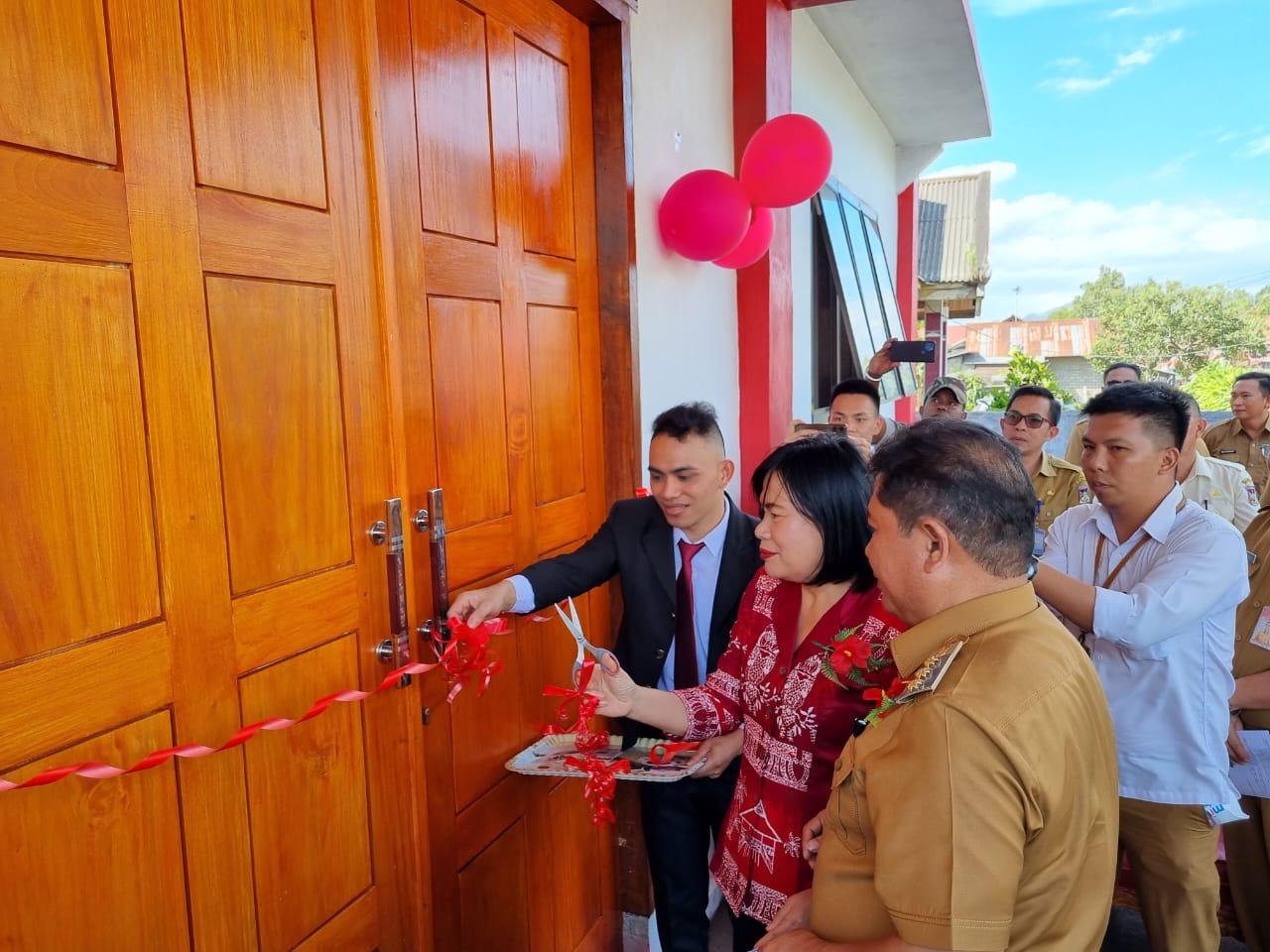 Penjabat Bupati Jemmy Kumendong Resmikan Gedung Olahraga Desa Pinabetengan Tompaso