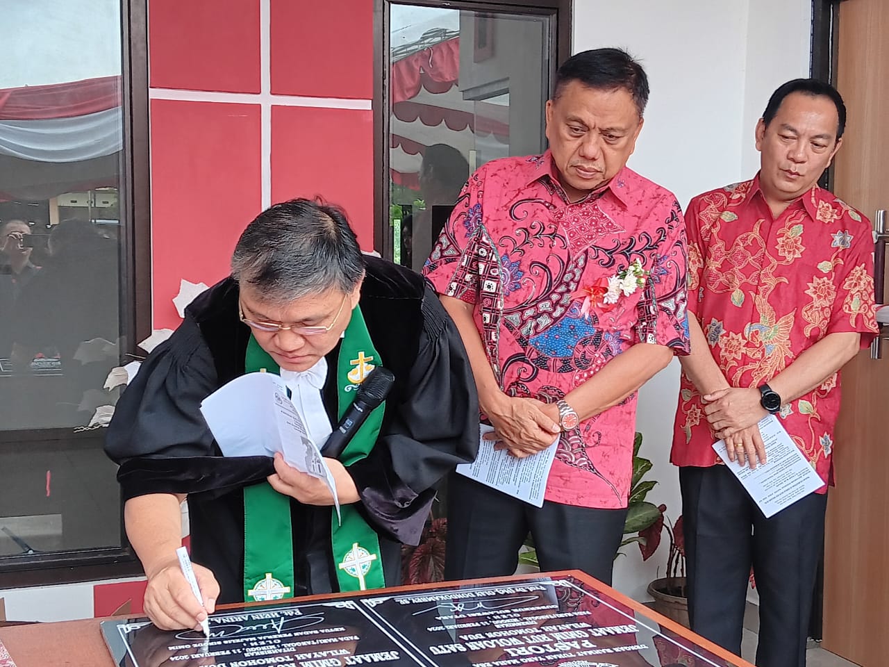 Caroll Dampingi Olly Dalam Dua Kegiatan Gerejawi di Woloan