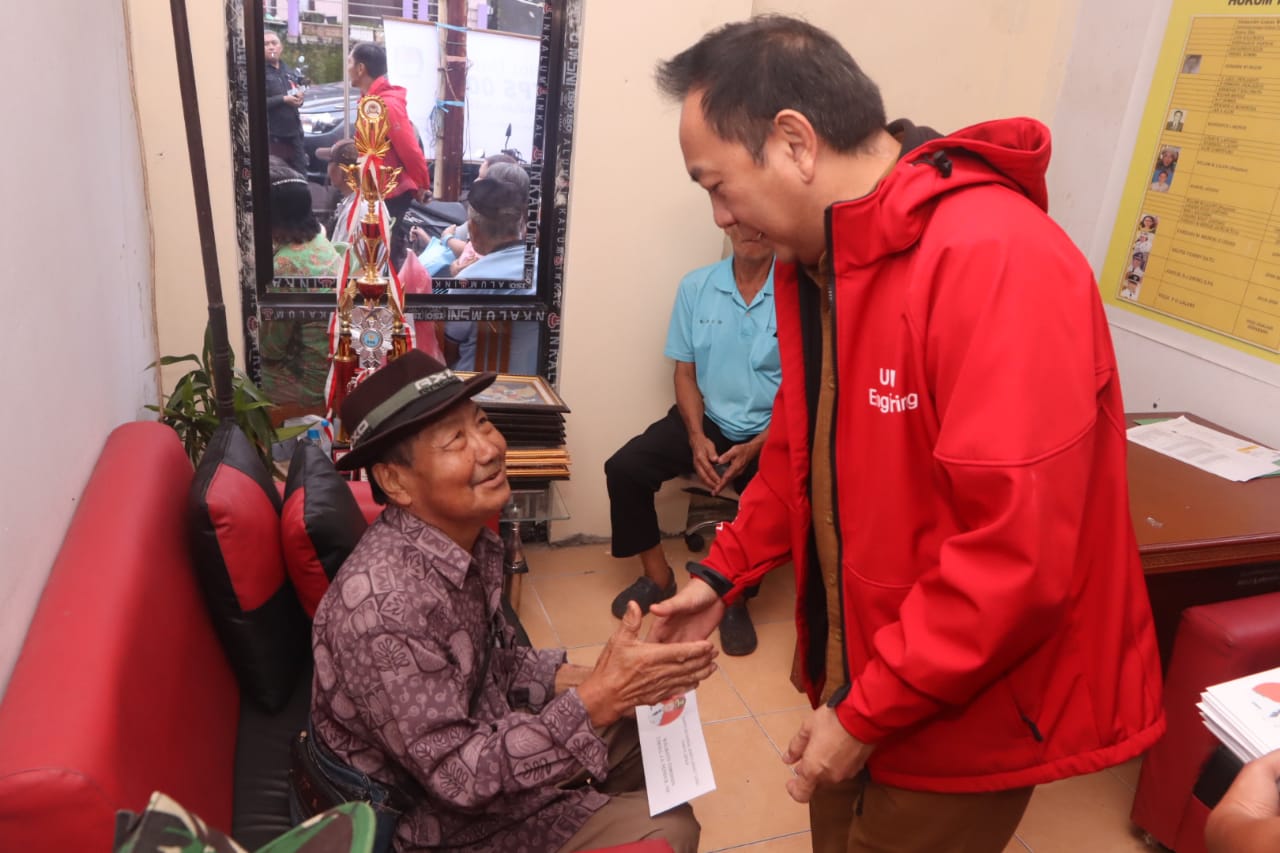 Caroll Serahkan Bansos Lansia 