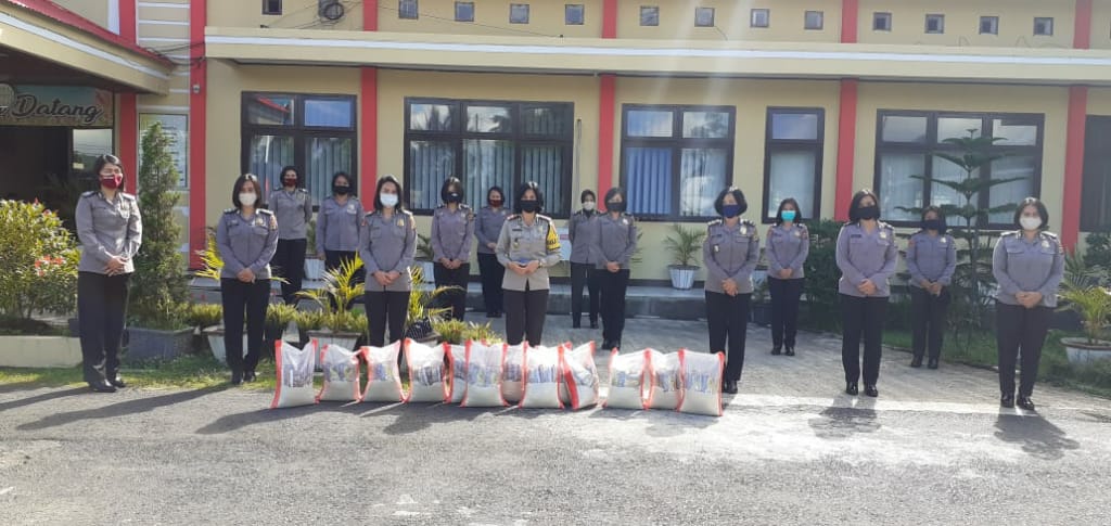 Polwan Polres Tomohon Berbagi Dengan Masyarakat Terdampak Covid 19