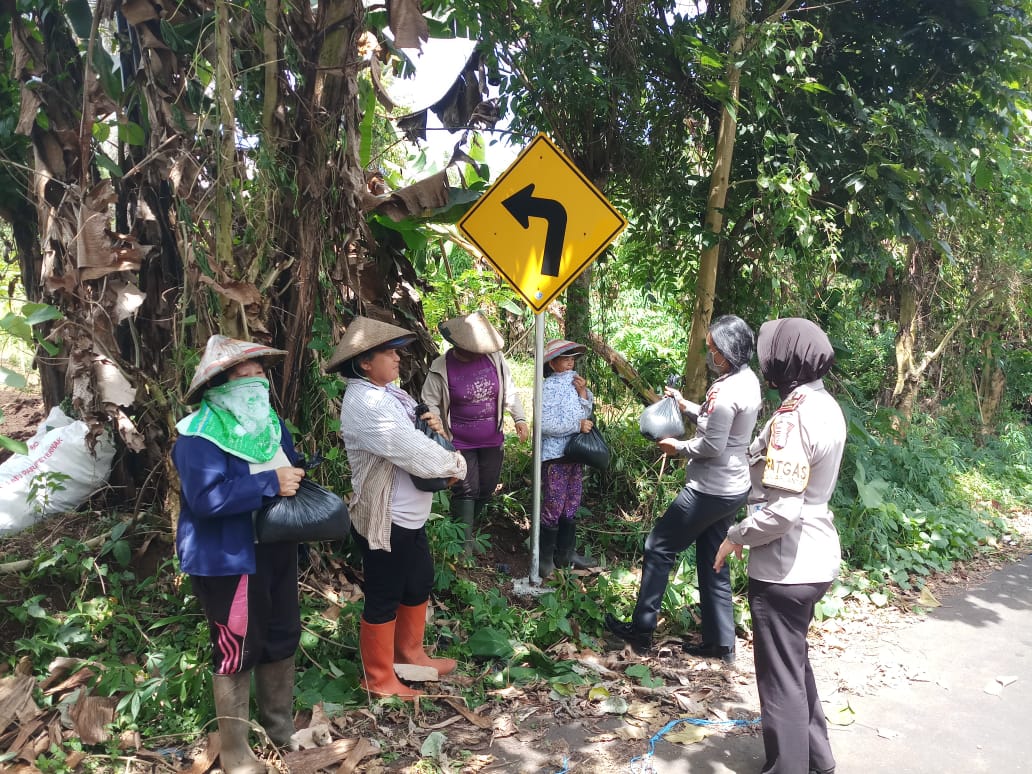  Polwan Polres Tomohon Berbagi Dengan Masyarakat