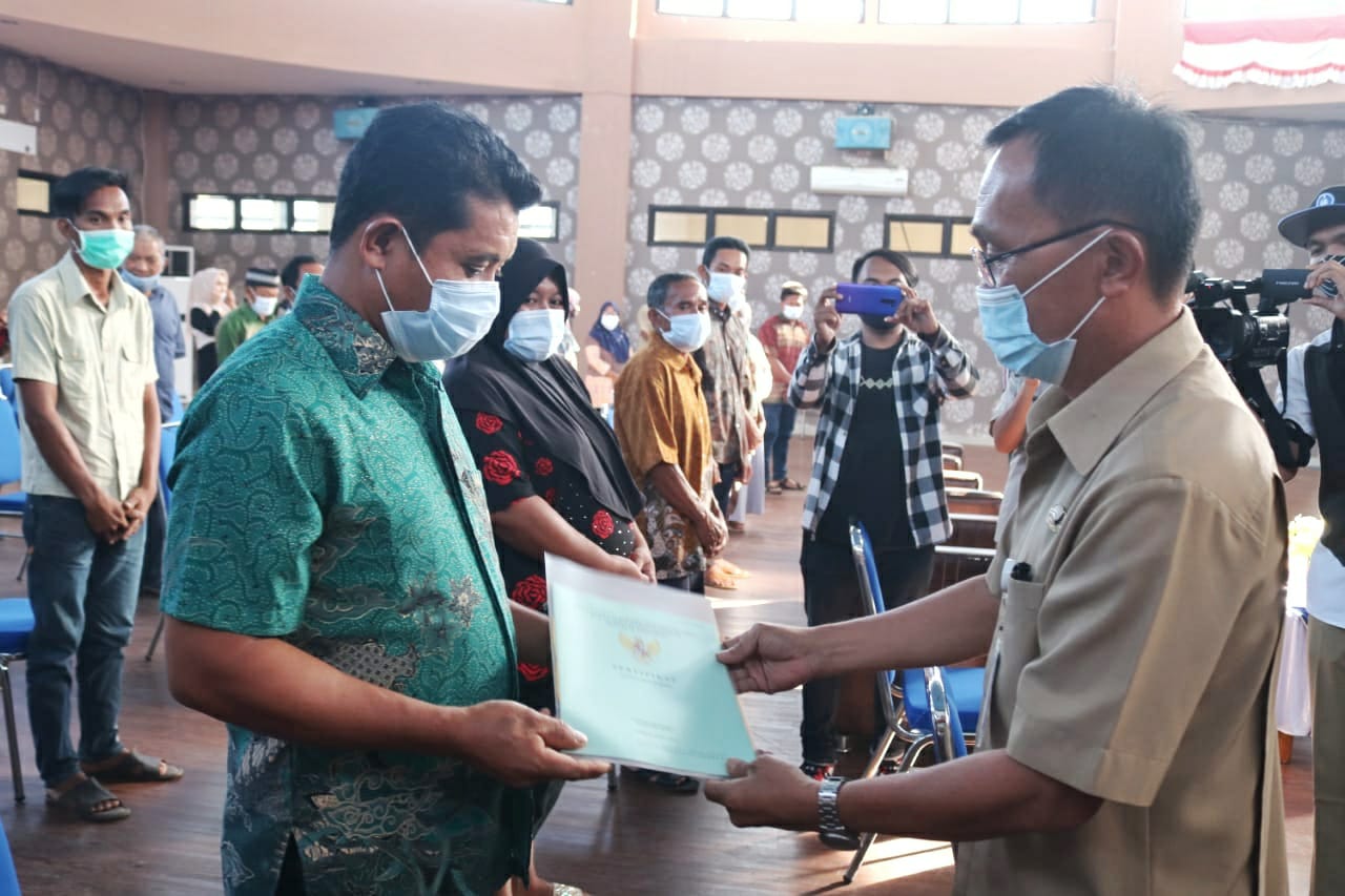 Pemkab Boltim Bersama BPN Serahkan Sertifikat Tanah dari Presiden