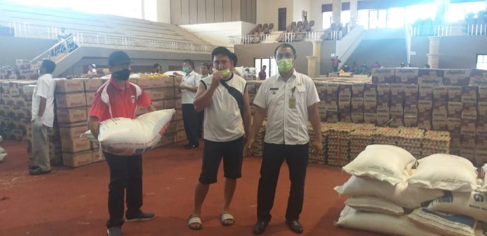 Bansos Pemkab Disalurkan ke Hampir 900 KK di Remboken