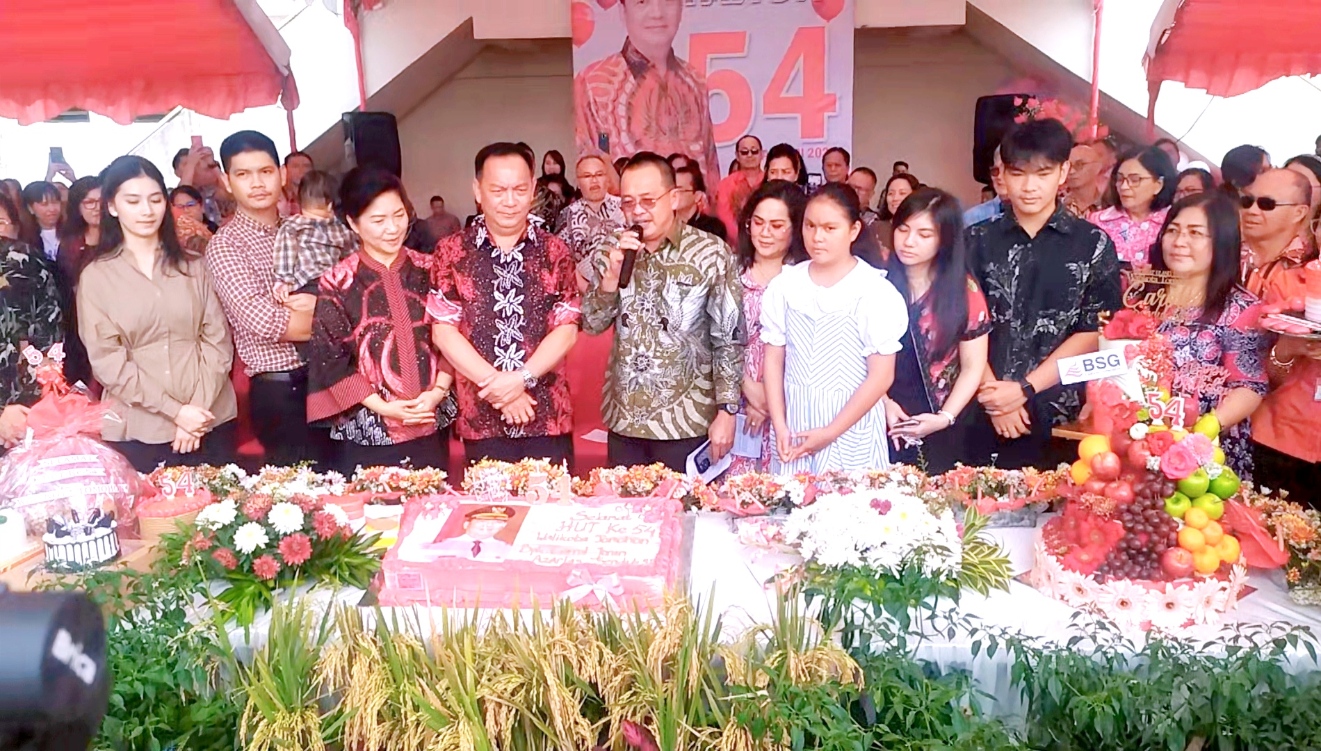 Lumentut Wakili Pemkot Beri Ucapan HUT ke Walikota Caroll