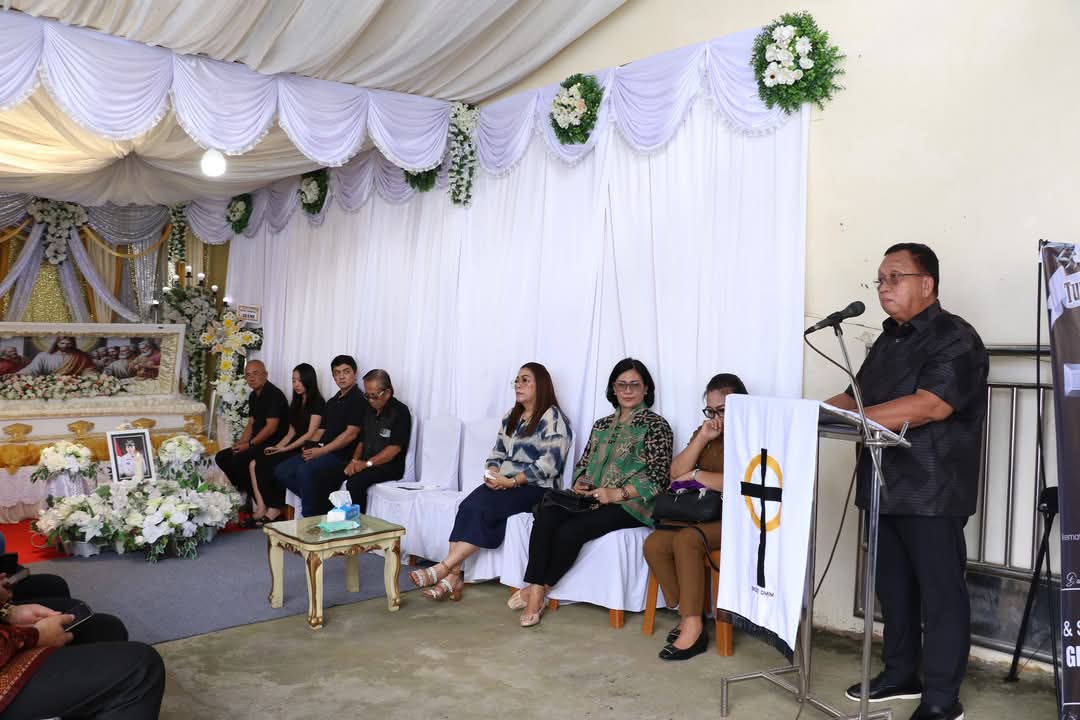 Kumtua Kombi Berpulang, Bupati RD Bersama Istri dan Sekda Melayat dan Beribadah di Rumah Duka 