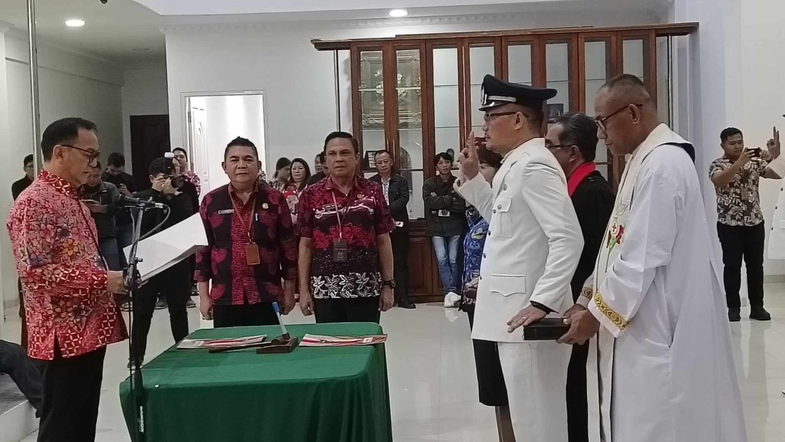 Walikota Caroll Lantik 80 Pejabat