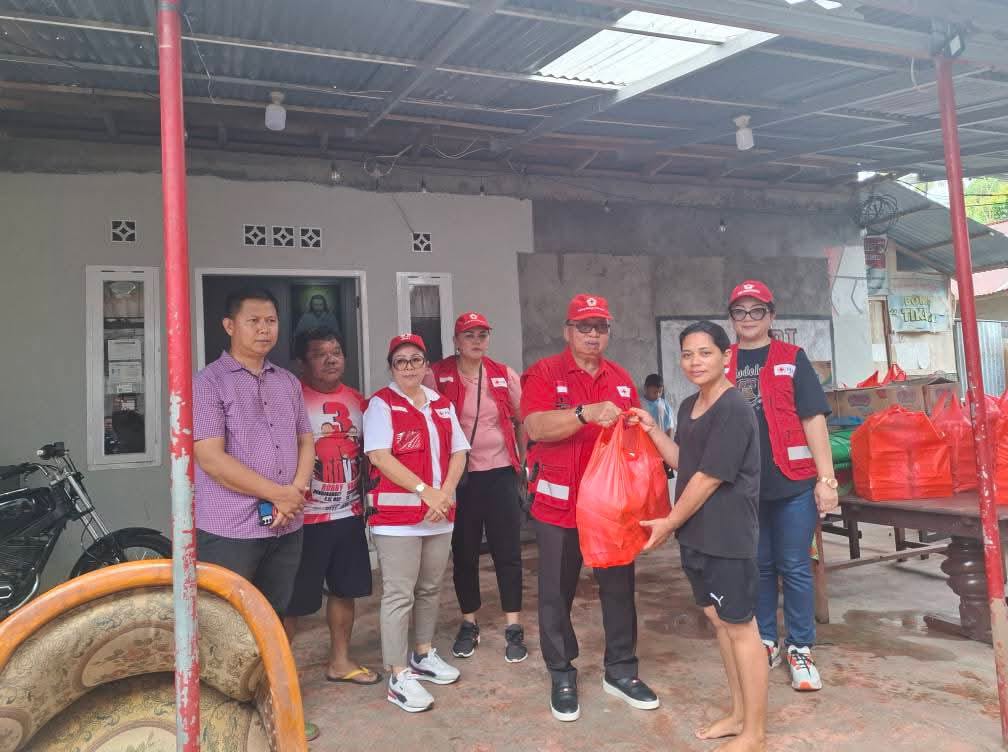 Bupati RD Bersama Istri Salurkan Bantuan Makanan Kepada Korban Bencana di Malendeng dan Tikela