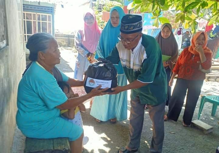 Majelis Hijrah Boltim Berbagi Sembako ke Lansia dan Anak Yatim