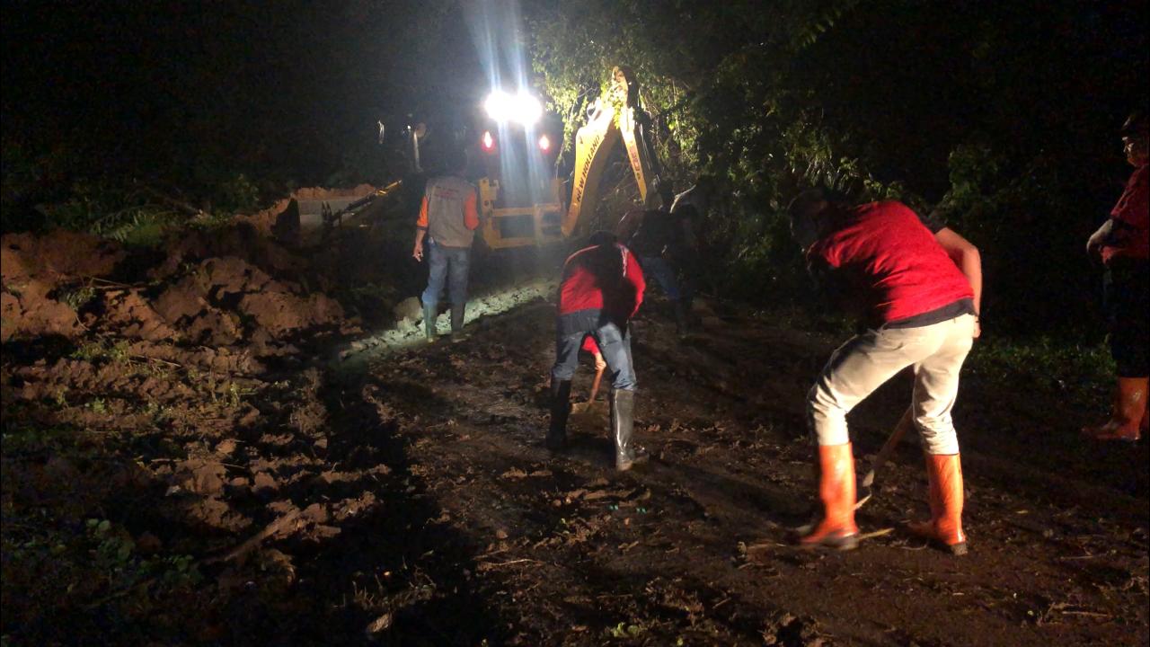 Ditutupi Longsor, BPBD Minahasa Buka Jalur Manembo-Atep