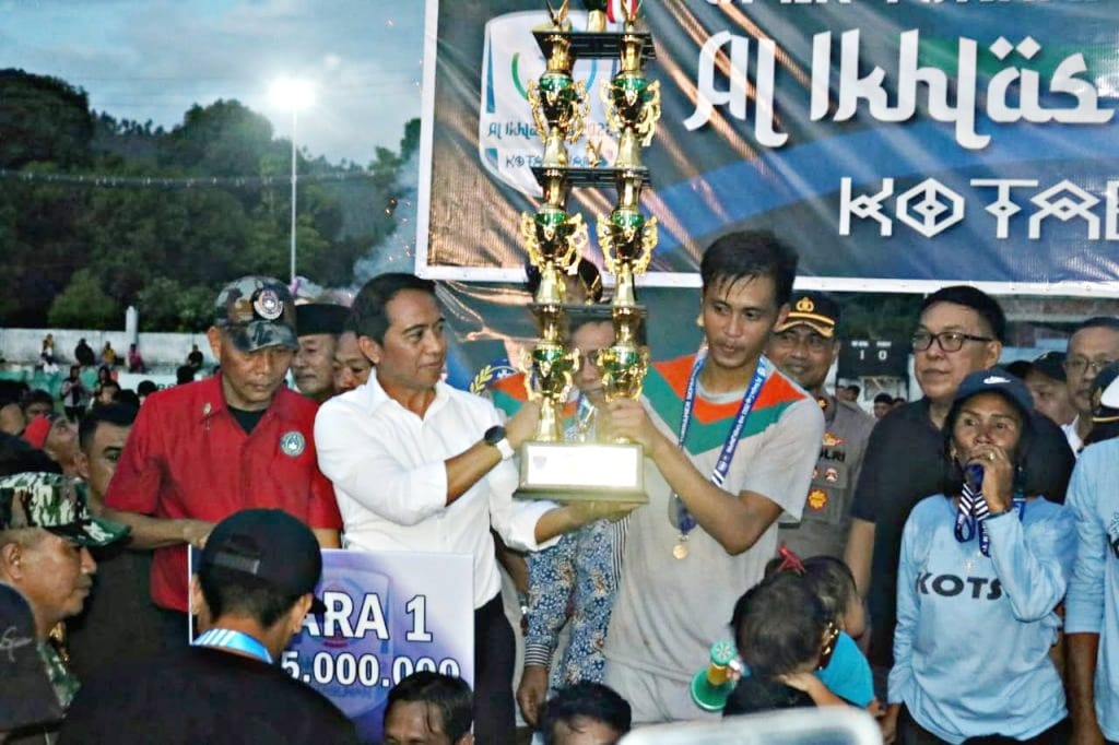 Bupati Sachrul Serahkan Piala Tetap Turnamen Al-Ikhlas Cup Kotabunan 