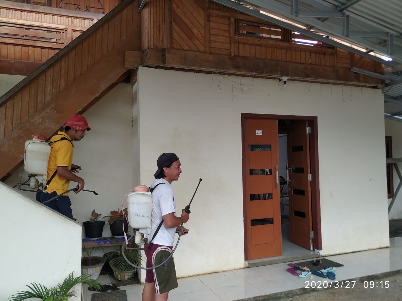 Lawan Corona, Aparat Rumengkor Satu Semprot Desa Dengan Disinfektan