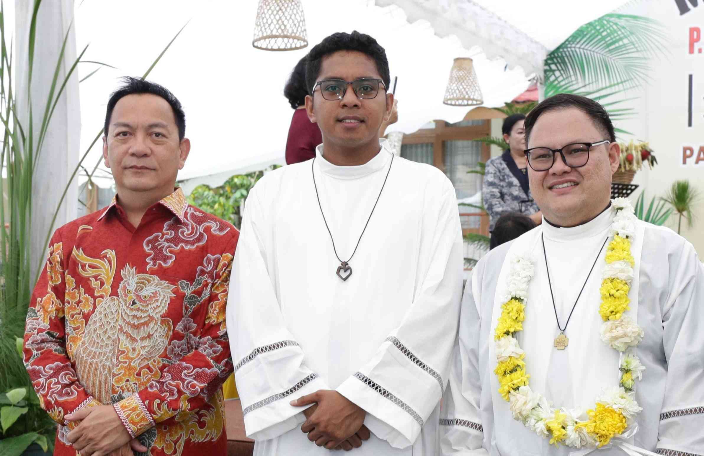 Caroll Sampaikan Selamat Atas Syukur Misa Perdana Imam Baru