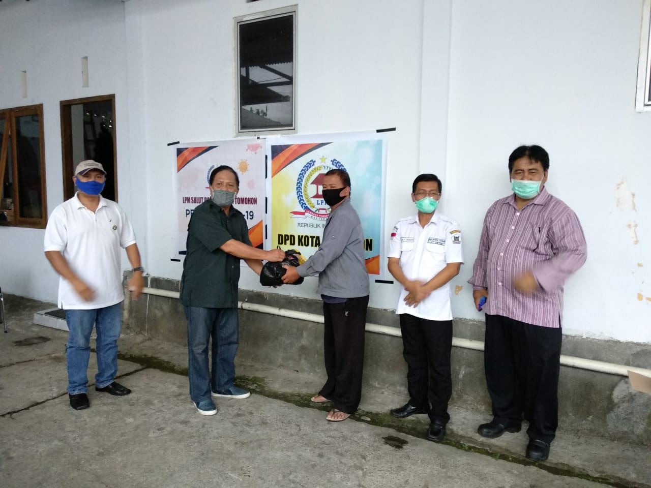 Peduli Masyarakat, LPM Kota Tomohon Berbagi Bersama Tukang Ojek