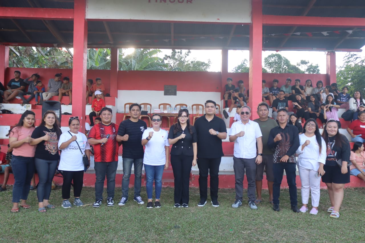 Sendy Rumajar Buka Turnamen Sepak Bola Tinoor Raya
