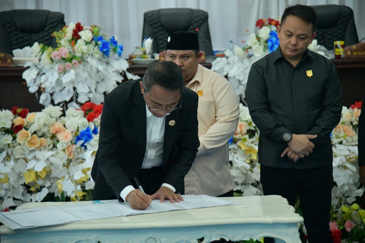 Bupati Sachrul dan DPRD Boltim Teken Ranperda APBD 2024 