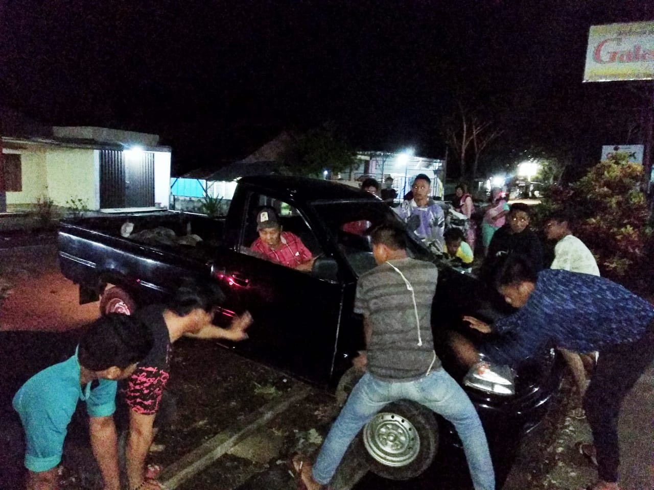Dikira Jembatan, Mobil Panther Masuk Selokan 