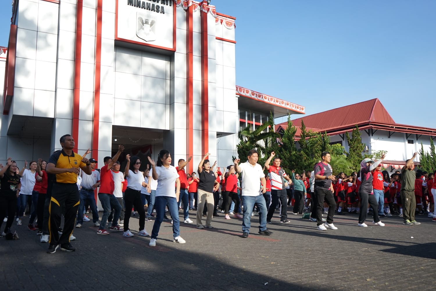 Sambut HUT Minahasa, Pj Bupati Jemmy Kumendong Buka Kegiatan Dengan Olahraga Bersama