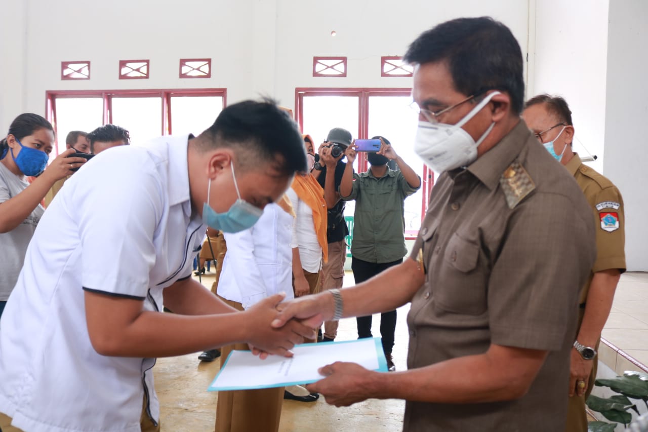 Serahkan SK Guru Kontrak dan Operator Sekolah, Bupati Landjar Minta Disiplin Bekerja