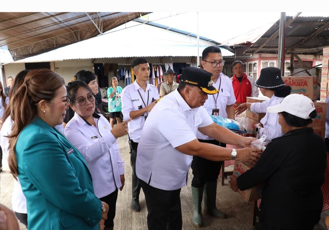 Didampingi Ketua TP-PKK, Bupati RD Bantu Korban Banjir