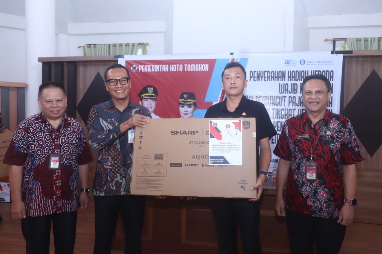 Pemkot Tomohon Serahkan Hadiah Wajib Pajak