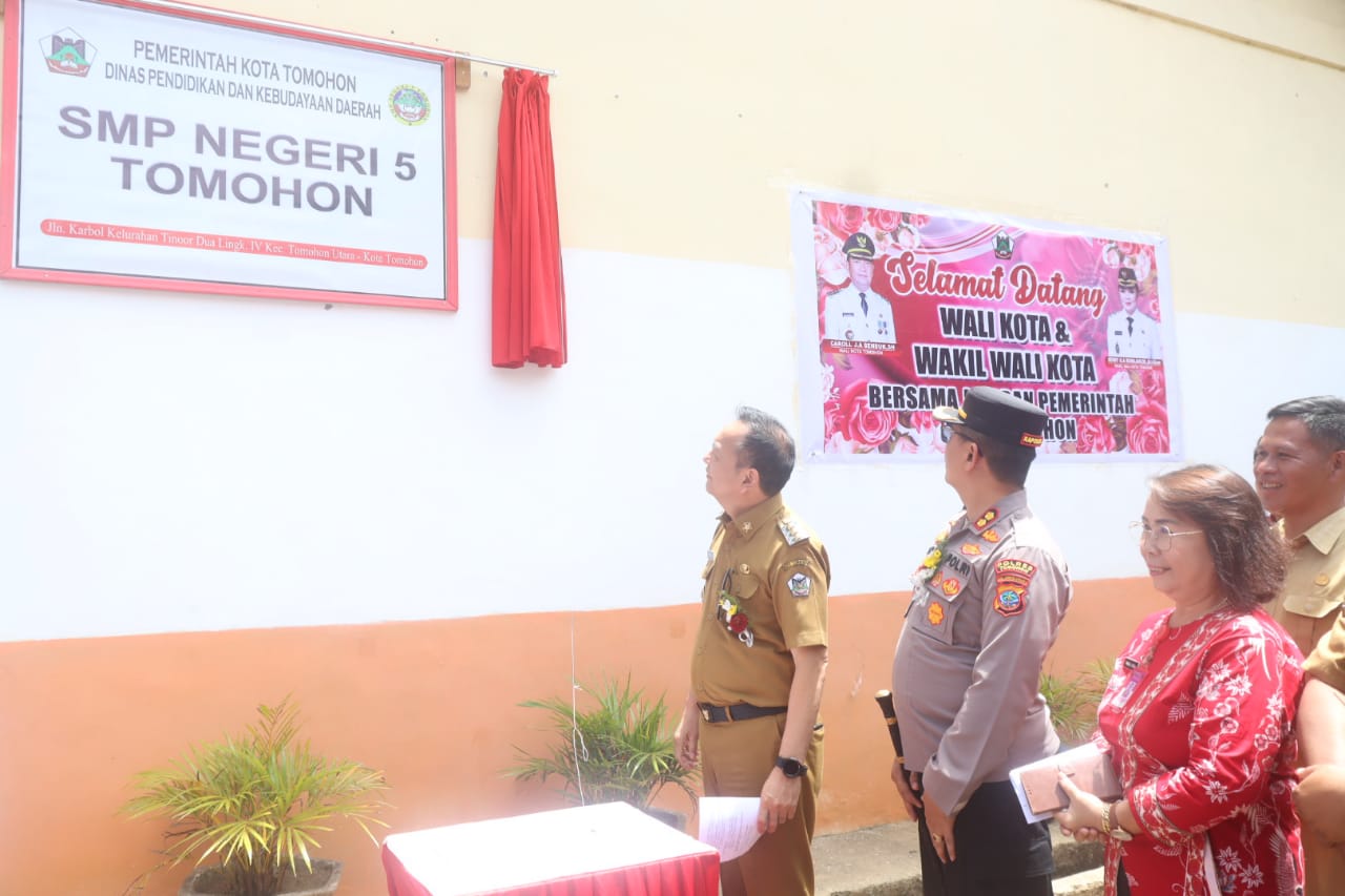 Wali Kota Caroll Resmikan SMP Negeri 5 Tomohon