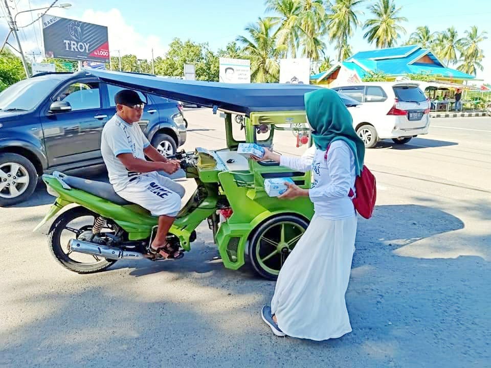 Peduli Masyarakat Terdampak Covid-19, Fatayat NU Boltim Bagikan Takjil dan Masker Gratis