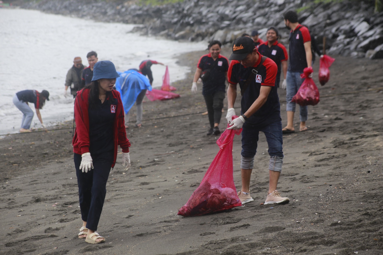 Hari Peduli Sampah Nasional, Alfamidi Gandeng AJI Bersihkan Sampah di Pesisir Pantai Manado