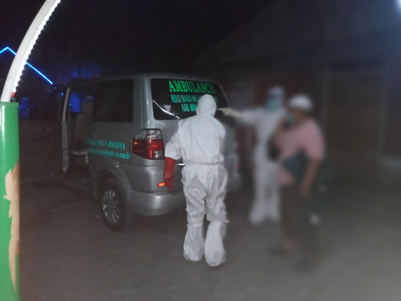 Tim Medis Jemput Warga Menggunakan APD, Masyarakat Bertanya-tanya
