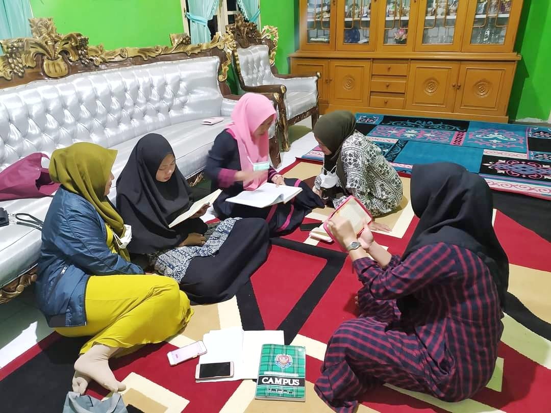 Diguyur Hujan Deras, Siti Khadijah Tetap Semangat Pengajian di Kotabunan