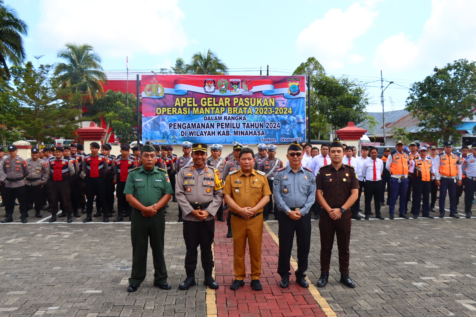 Sambut Pemilu 2024, Penjabat Bupati Jemmy Kumendong Ikut Apel Mantap Brata Polres Minahasa