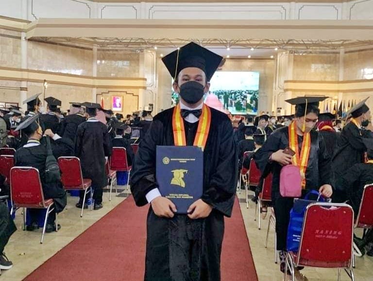 Raih Magister Ilmu Komunikasi, Lapadjawa Ajak Generasi Muda Boltim Giat Belajar