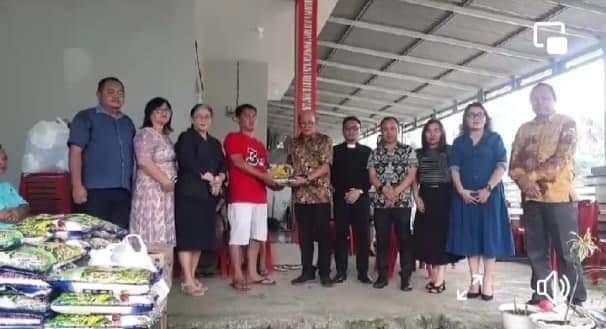 Dipimpin Ketua BPMJ, Jemaat Pinaesaan GPI Salurkan Bantuan