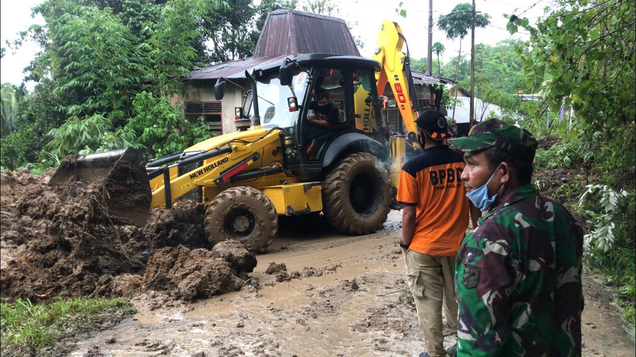 Longsor Tutupi Sejumlah Jalan di Wilayah Kombi