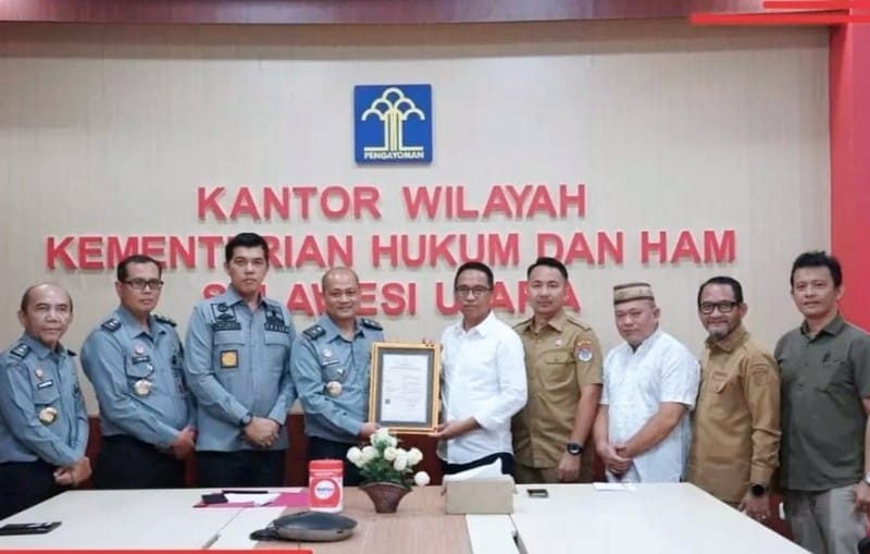 Bupati Sachrul Terima Sertifikat Hak Cipta Batik Tradisional Khas Boltim 