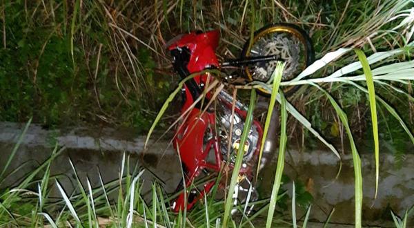Pengaruh Miras, Pengendara Sepeda Motor Masuk Selokan
