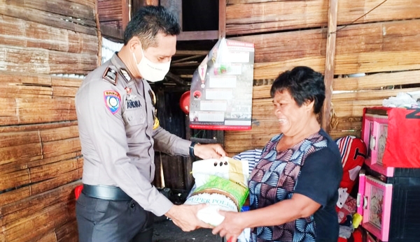 Salurkan Bantuan Polri, Bhabinkamtibmas Polsek Kabaruan Imbau Warga