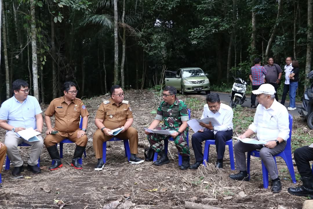 Bupati RD Dampingi Tim Kemenhan RI Tinjau Lokasi Pembangunan SMA Unggul Garuda di Koyawas Langowan Barat