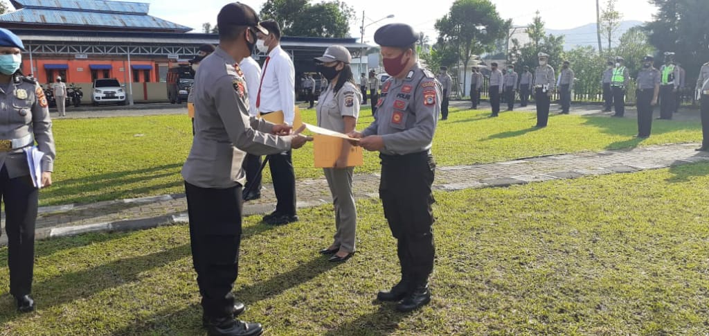 Apresiasi Personil Berprestasi, Kapolres Tomohon Beri Penghargaan