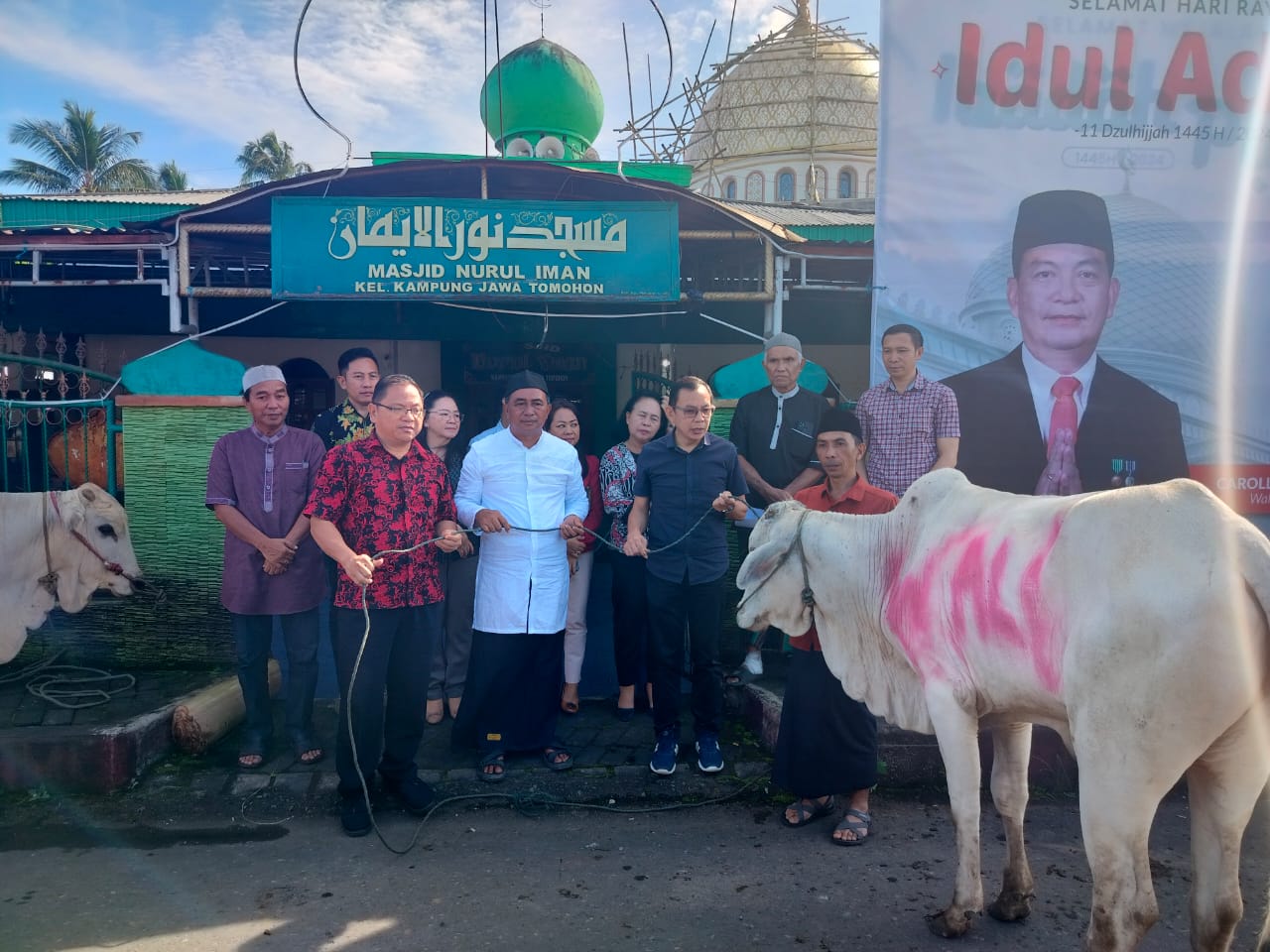 Pemkot Tomohon Serahkan Hewan Kurban Idul Adha 2024