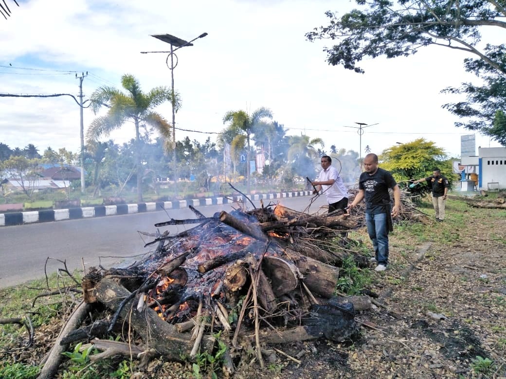 Jelang HUT Kabupaten, DLH Boltim Bersihkan Ruas Jalan Ibu Kota