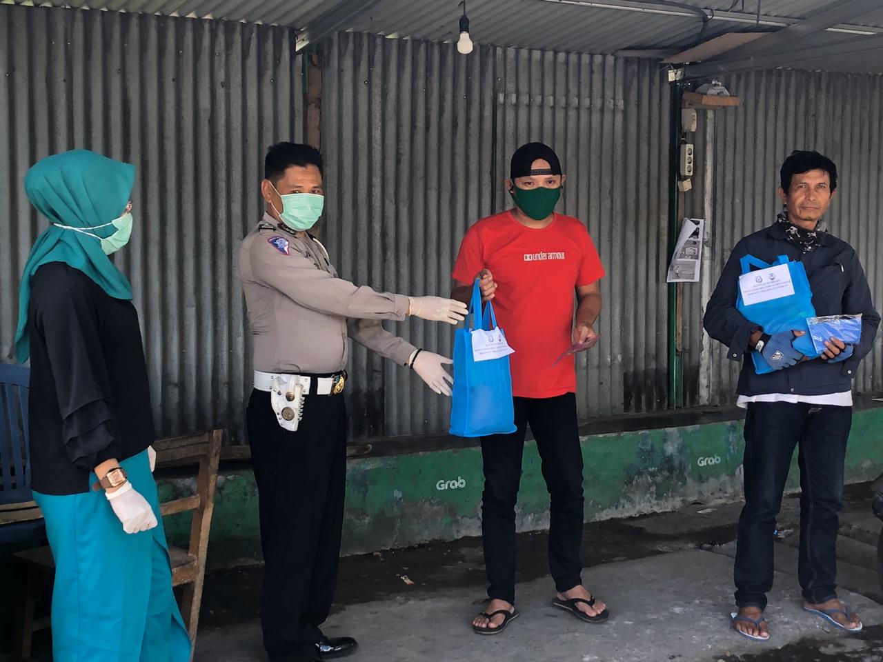 Polres Minahasa Berbagi Bersama Tukang Ojek dan Supir Angkot 