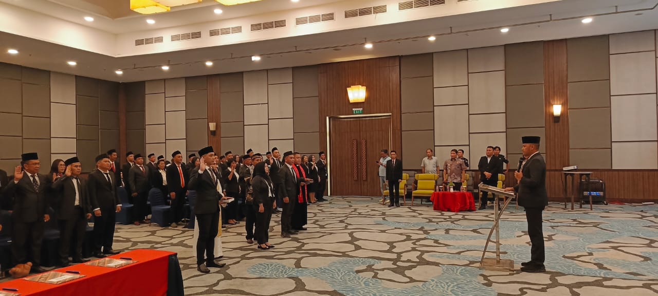 Penjabat Bupati Jemmy Kumendong Hadiri Pelantikan 75 Panwascam Untuk Pilkada Minahasa 2024 di Mercure Hotel