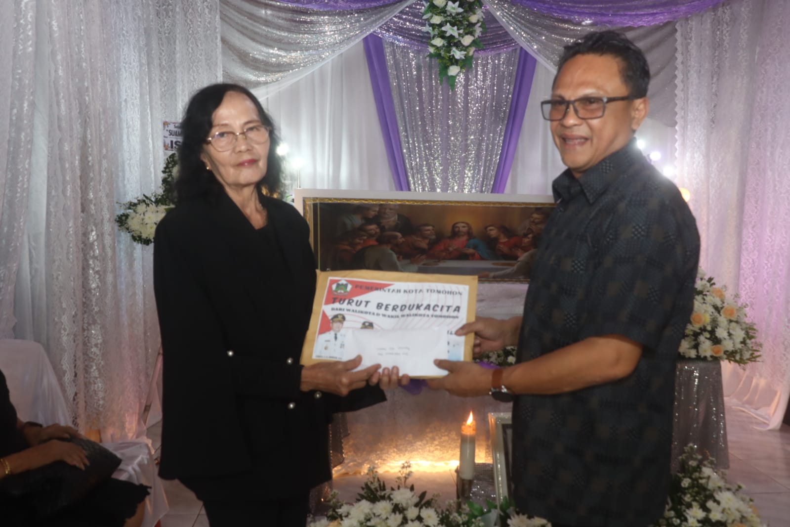 Sekda Roring Serahkan Santunan Duka Pemkot Untuk Rondonuwu-Mekel