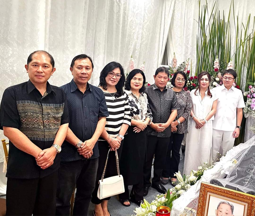 Penjabat Bupati Jemmy Kumendong bersama Ketua TP PKK Minahasa Melayat di rumah Duka Ayahanda Walikota Manado